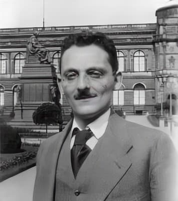 Black-and-white photograph of Max Brod standing in front of a monument in Dresden in 1914.