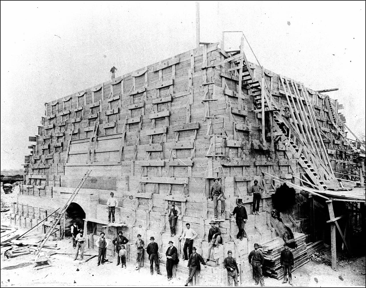 Black-and-white photograph of the Statue of Liberty's pedestal under construction in 1885.