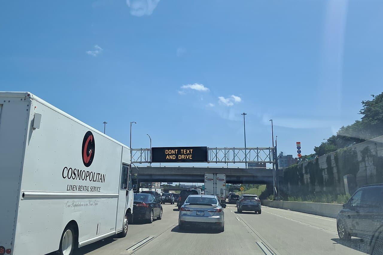 Highway variable-message sign displaying a message against texting while driving.