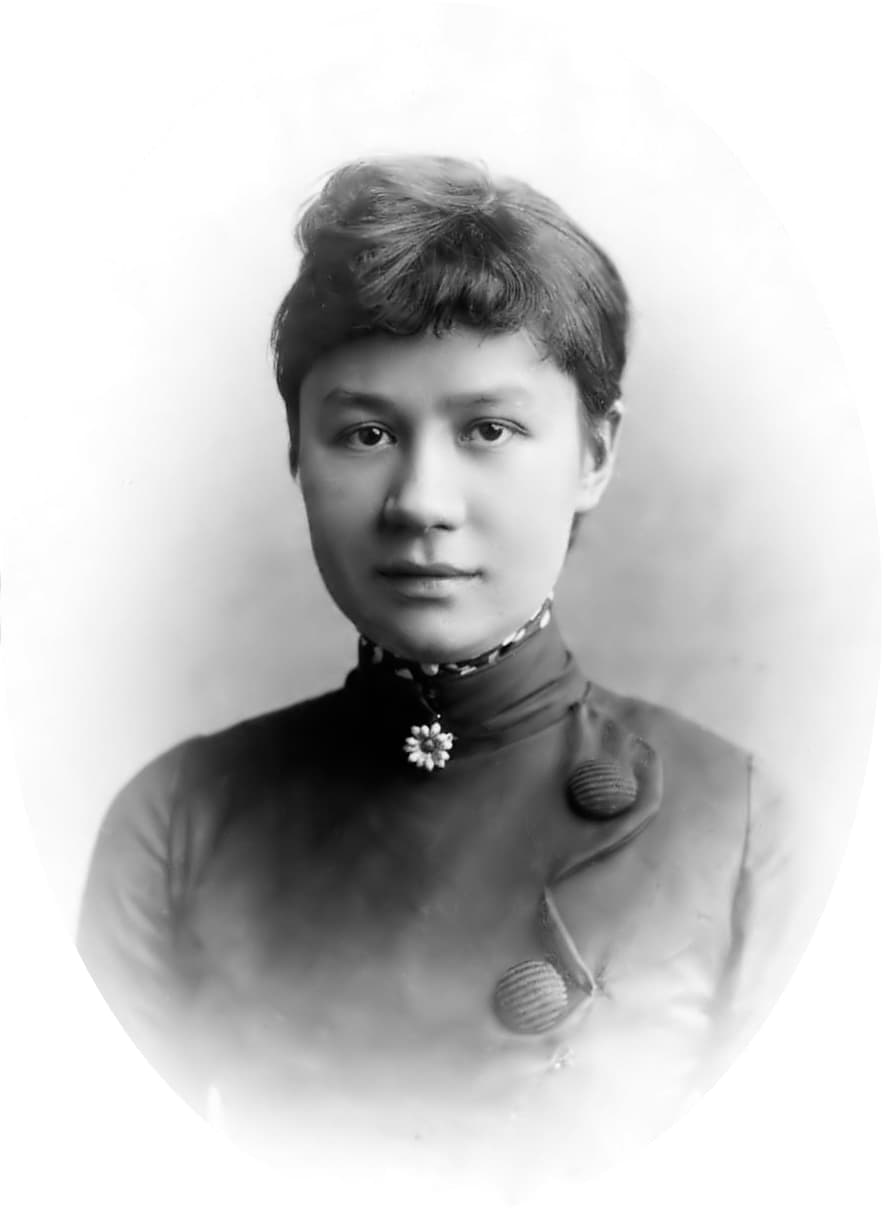 Studio portrait photograph of Johanna van Gogh-Bonger, a young woman with dark hair pinned up.