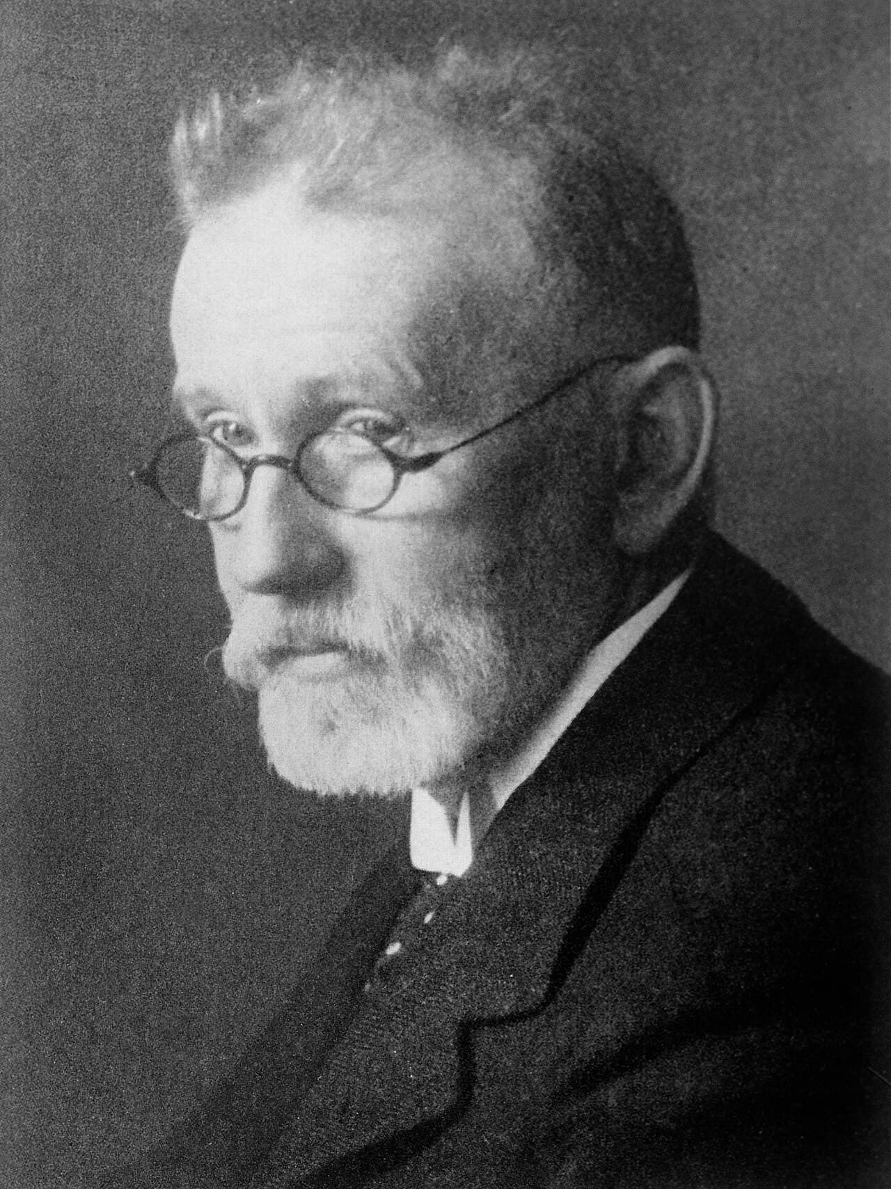 Black-and-white portrait photograph of Paul Ehrlich, an older man with a moustache and glasses, around 1915.